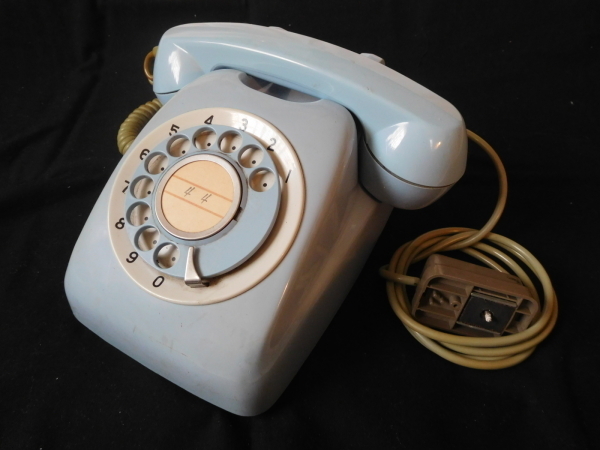 昭和レトロ ダイヤル式電話機 650-A2「うすあお」 黒電話シリーズの